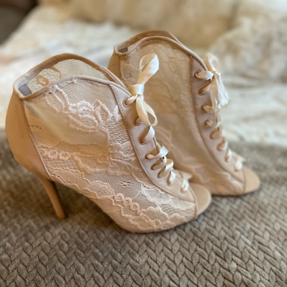LACE BOOTIES